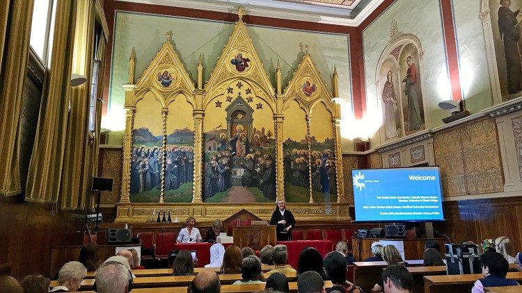 Rektorin Mary Melone spricht in einem Hörsaal der Päpstlichen Universität Antonianum