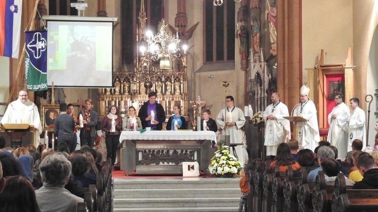 Molitev skavtov, mladih in vernikov v mariborski stolnici skupaj z msgr. Alojzijem Cviklom za uspeh sinode o mladih.