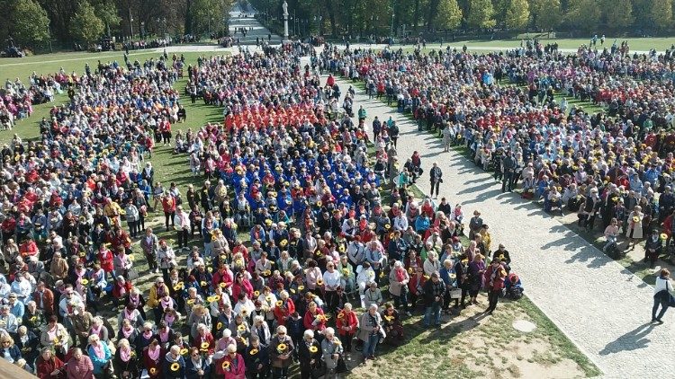 Każdego roku 7 mln Polaków odwiedza miejsca kultu 