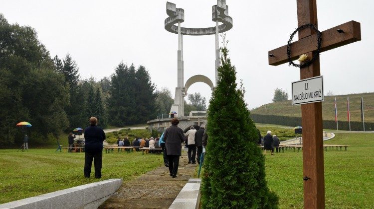 Commemorazione e la santa messa presieduta da Lipovsek a Teharje Intervento da Cukjati 3.jpg