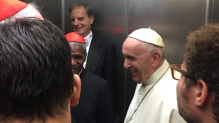 Wenn der Papst im selben Aufzug steht...