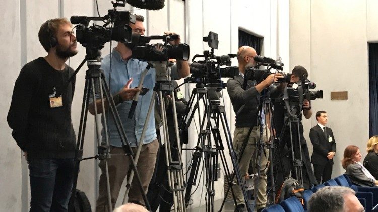 Conférence de presse sur le Synode, Salle de Presse du Saint-Siège, le 9 octobre 2018