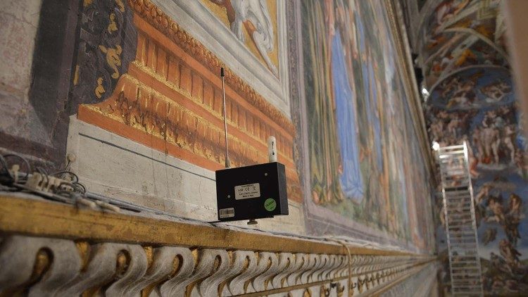 I sensori disposti sui cornicioni della Cappella Sistina