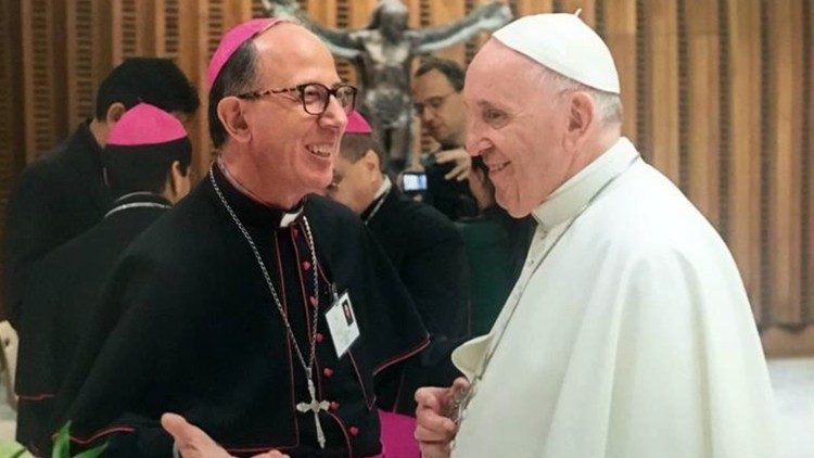 2018.10.12  Mons Ottavio Vitale saluta Papa Francesco durante Sinodo