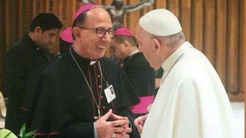 Mons Ottavio Vitale saluta Papa Francesco durante Sinodo2aem.jpg