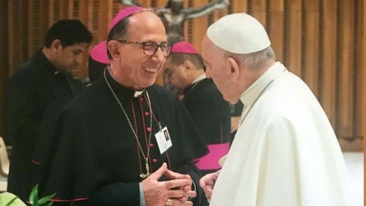 2018.10.12  Mons Ottavio Vitale saluta Papa Francesco durante Sinodo
