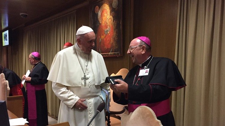 Ferenc pápa és Palánki püspök a szinódus egyik szabad pillanatában