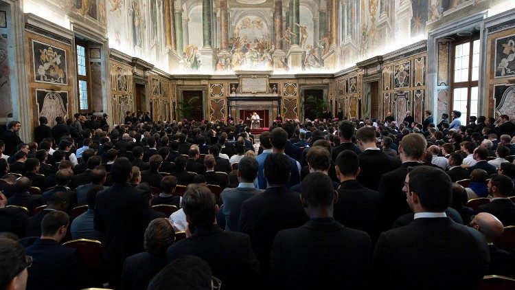 Papież do seminarzystów: lud nie wybacza światowości księży
