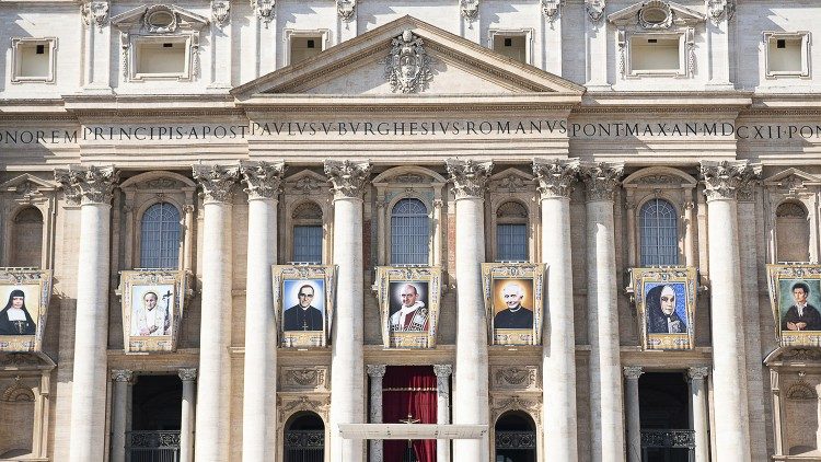 Fachada da Basílica de São Pedro com tapeçarias com imagens dos novos santos
