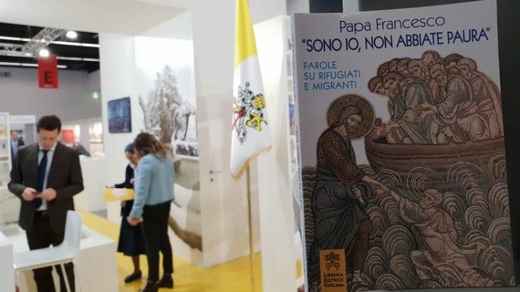 Lo stand della Lev con il libro di Papa Francesco con le parole su rifugiati e migranti