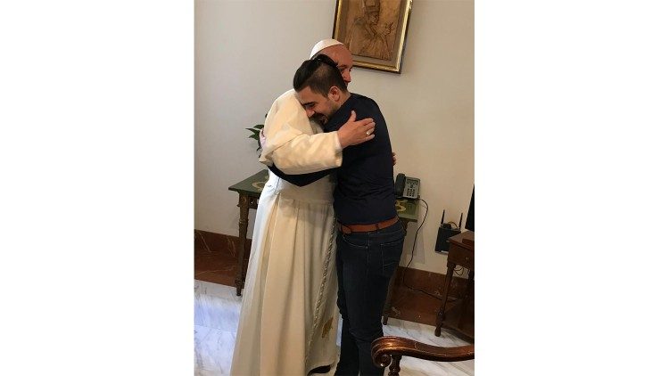 L'incontro tra Papa Francesco e il giovane iracheno, Safa Al Abbia