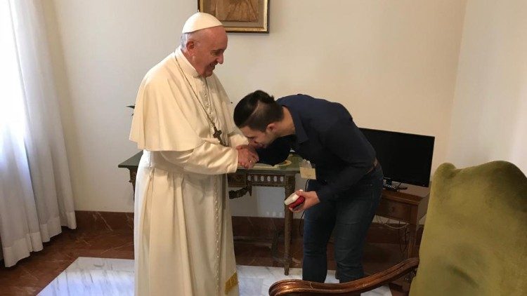البابا فرنسيس يستقبل الشاب العراقي صفا الألقوشي المشارك في السينودس كمستمع 