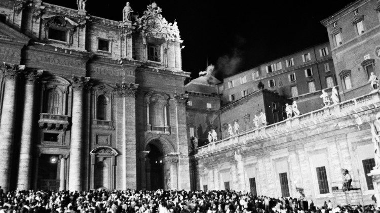 2018.10.15  Papa Giovanni Paolo II- fumata Bianca piazza san Pietro elezione papa