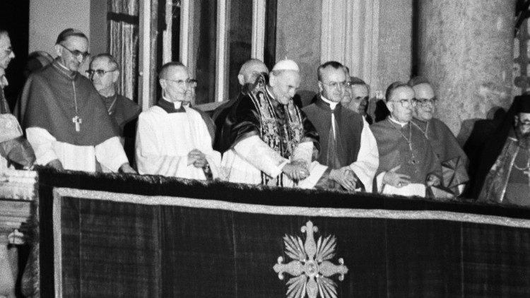 Papa Ivan Pavao II. obraća se vjernicima s lože bazilike svetoga Petra na dan izbora za papu; 16. listopada 1978. godine