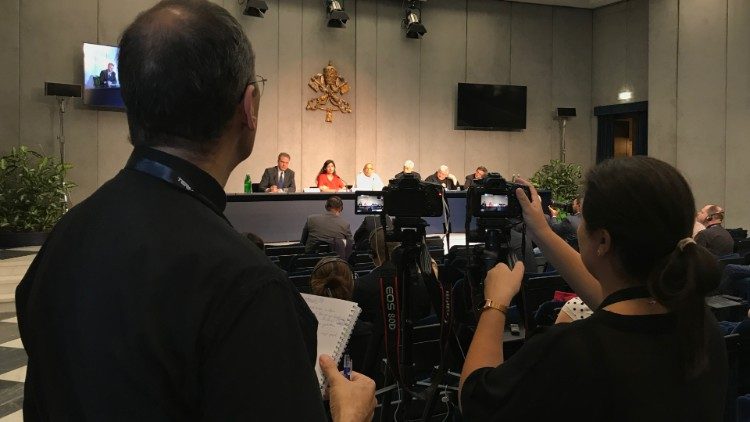 2018.10.15 Sinodo  briefing in Sala Stampa Vaticana