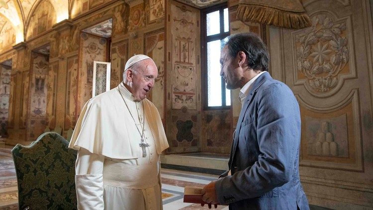 Папа Франциск і о. Марко Поцца під час зйомок