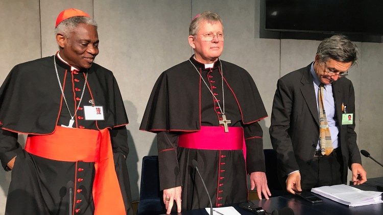 Le cardinal Turkson, Mgr Spengler et Paolo Ruffini lors du point presse du 16 octobre 2018.