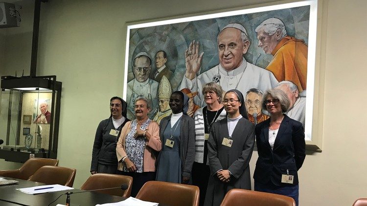 Sechs der acht Ordensfrauen, die an der Synode teilnehmen, stellten sich bei der Pressekonferenz den Fragen der Medienvertreter