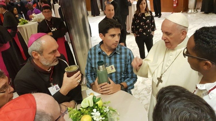 Papst, Bischof, Jugendliche: Die Synode