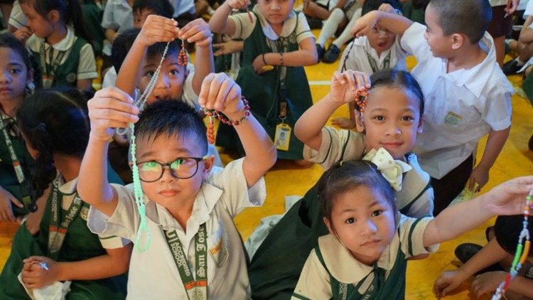 Djeca na Filipinima mole krunicu