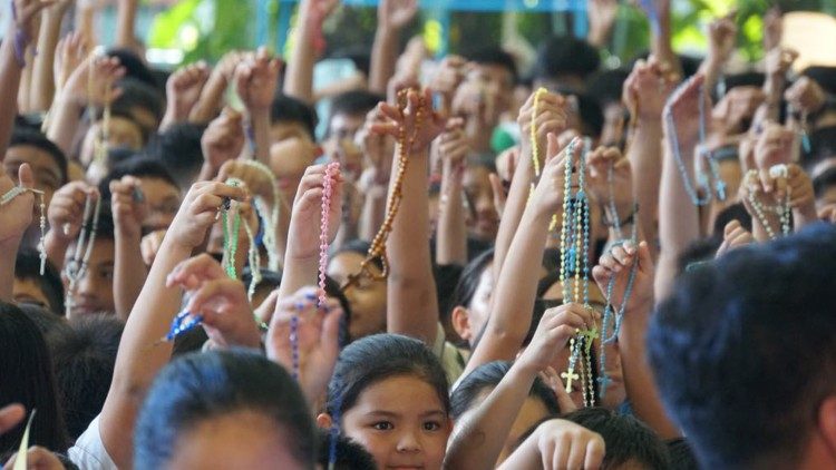 Филипински деца с броеницата, като част от кампанията на "Помощ за нуждаещата се църква", 18.10.2018