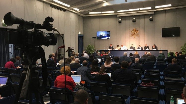Briefing o sinodi poteka na tiskovnem uradu Svetega sedeža