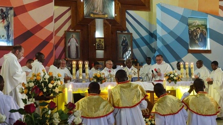 Apoštolský nuncius v Tanzánii Mons. Marek Solczynski celebruje v diecéze Musoma