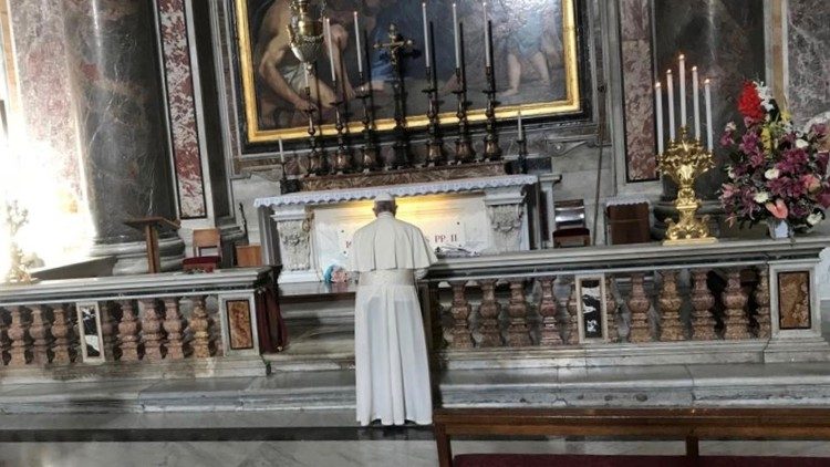 聖ヨハネ・パウロ2世の墓前で祈る教皇フランシスコ　2018年10月22日　バチカン・聖ペトロ大聖堂