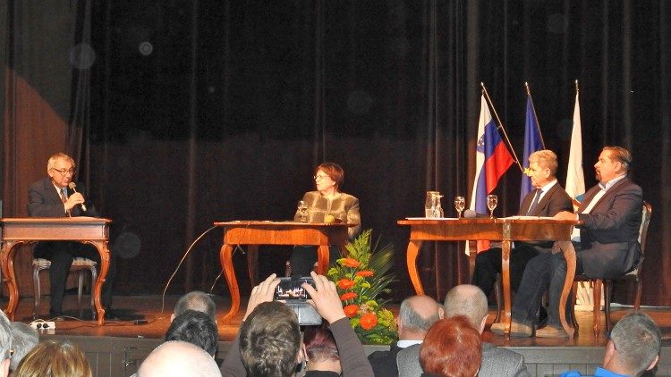 Okrogla miza v Poljanah nad Škofjo Loko o dr. Alešu Ušeničniku.