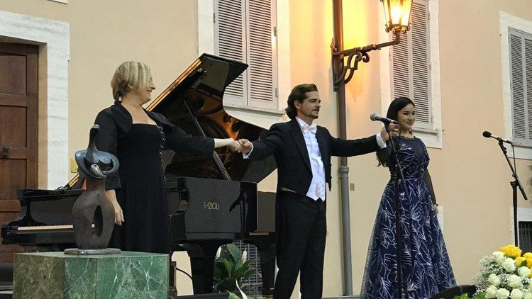 Koncert Castel Gandolfo-ban a pápai rezidencia belső udvarán