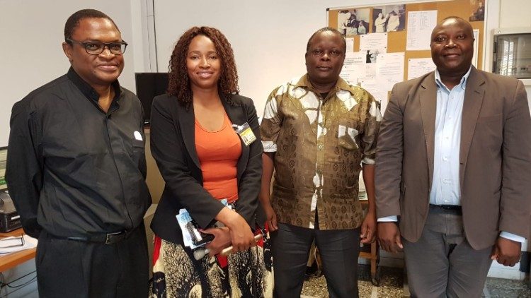 Sheila Pires con alcuni redattori del servizio Inglese Africa. A sinistra: il responsabile Paul Samasumo