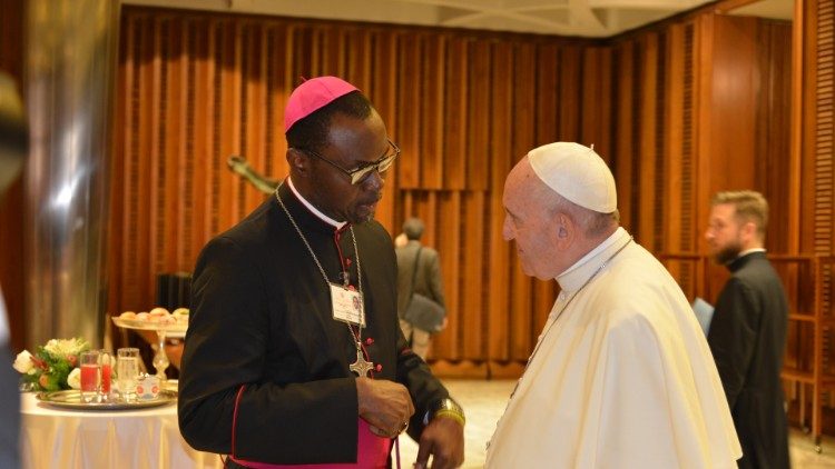 Ferenc pápa a szinóduson egy afrikai főpásztorral