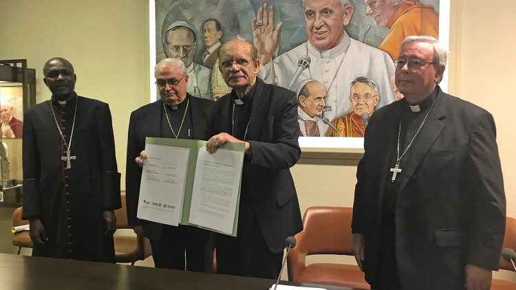 Assinatura da declaração na Sala Marconi da Rádio Vaticano-Vatican News