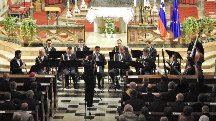Mons Jurij Bizjak ha celebrato la messa a Monte Santo per il Centenario della fine della Grande Guerra 3.jpg