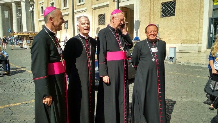 Polscy biskupi na synodzie