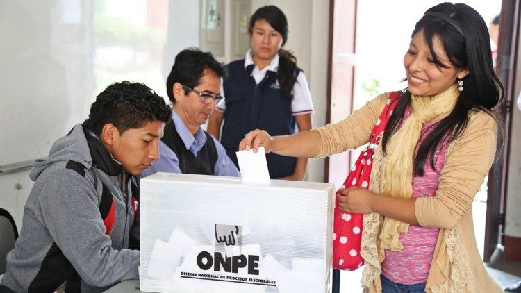 Peruanos emitiendo su voto.