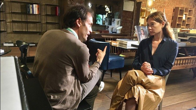 Don Marco Pozza intervista l'attrice Cristiana Capotondi