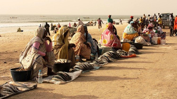 Prodaja svježe ribe na plaži u Mauretaniji, jednoj od zemalja članica zaklade