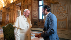 Papa Francesco e don Marco Pozza 2 (credit - foto Vatican Media).png