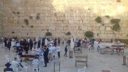 Terra Santa - Ebrei in preghiera al Muro del pianto a Gerusalemme.jpg