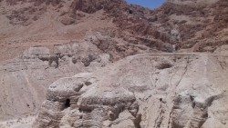 Terra Santa - Grotte a Qumran sul Mar Morto.jpg