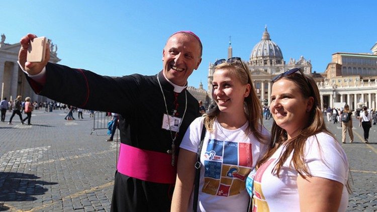 Biskop och unga tar selfie 