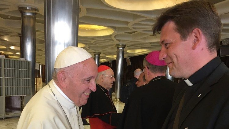 Pater Clemens Blattert begrüßt Papst Franziskus