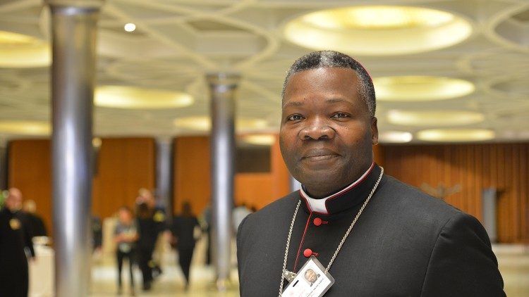 D. Bienvenu MANAMIKA BAFOUAKOUAHOU, Bispo de Dolisie, na República do Congo-Brazzaville
