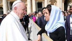 Papa Francesco con Nadia Murad.jpg