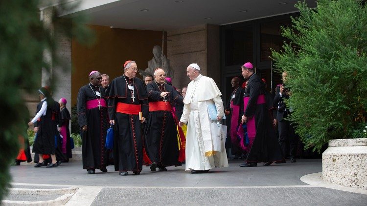 Påven tillsammans med några av synodsfäderna