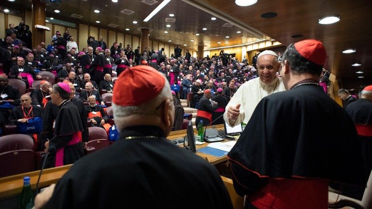Le Pape s'adressant aux cardinaux Sako et Da Rocha lors de la congrégation générale du 5 octobre 2018.