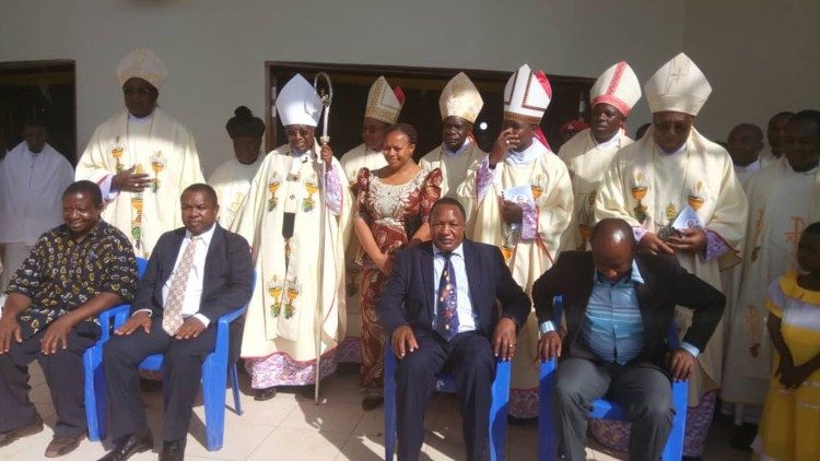  I vescovi della Tanzania insieme ai fedeli al Santuario della Beata Vergine Maria, a Buhabhugali- Kigoma