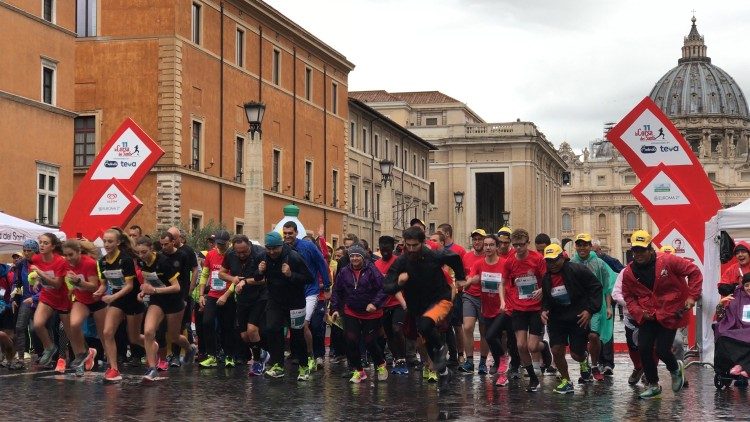 Rímskymi ulicami bežalo 7000 účastníkov „Behu svätých“ - Corsa dei Santi