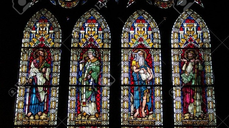 Des vitraux représentant des saints.
